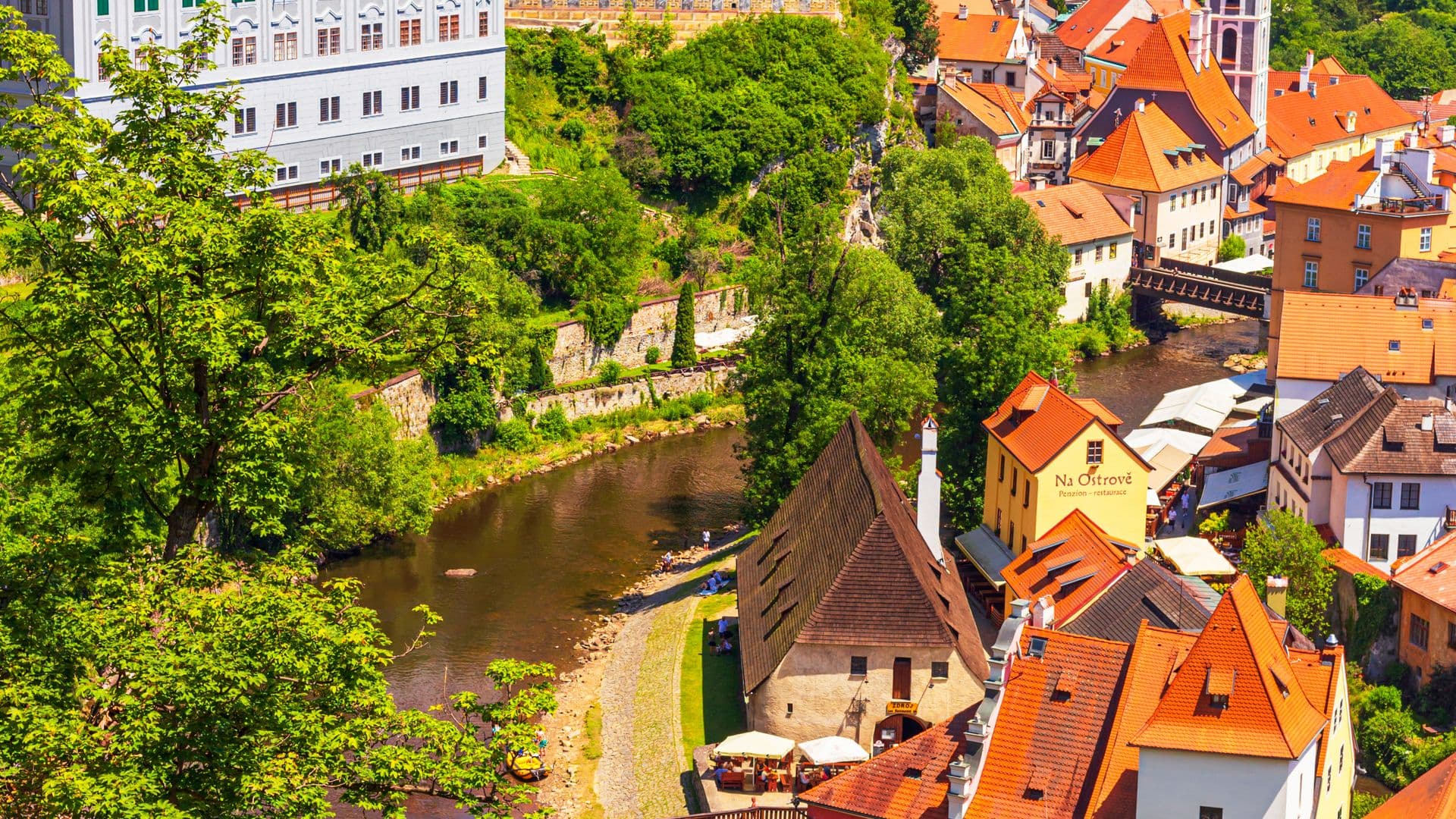 Český Krumlov or Karlovy Vary? Choosing Your Day Trip