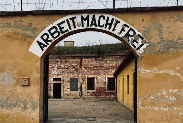 Ворота Arbeit Macht Frei в мемориале Терезин концлагерь близ Праги