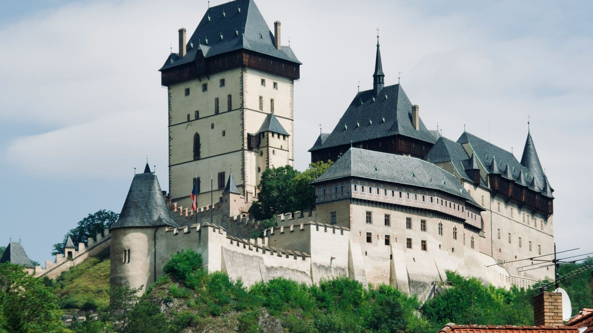 Карлштейн — замок, где хранились королевские регалии