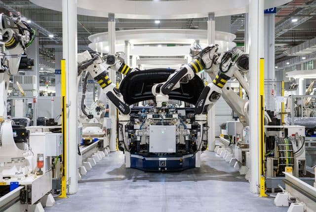 Современный автомобильный завод с роботизированной сборочной линией и автоматизированным производств