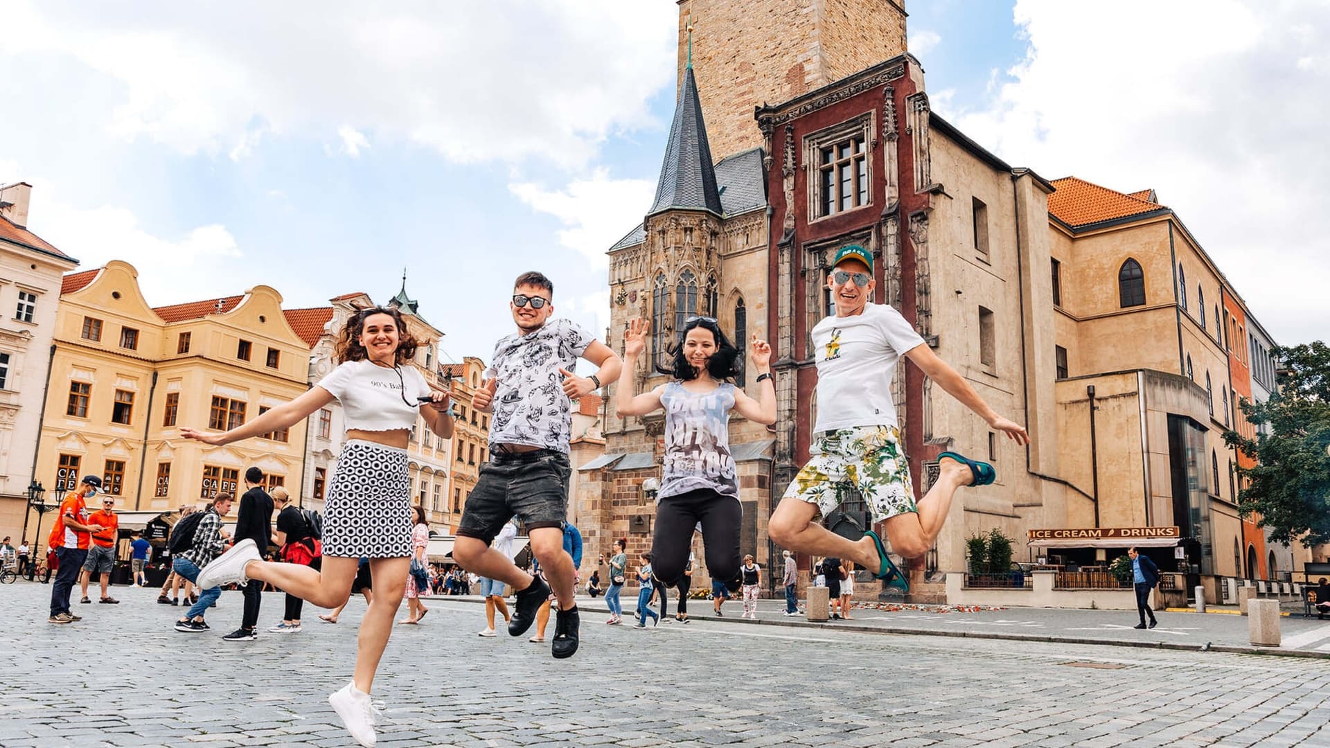 Private Tours in Prague vs Group Tours: An Honest Comparison