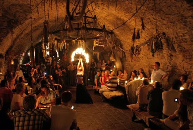 medieval-dinner-prague-u-pavouka-sword-fight