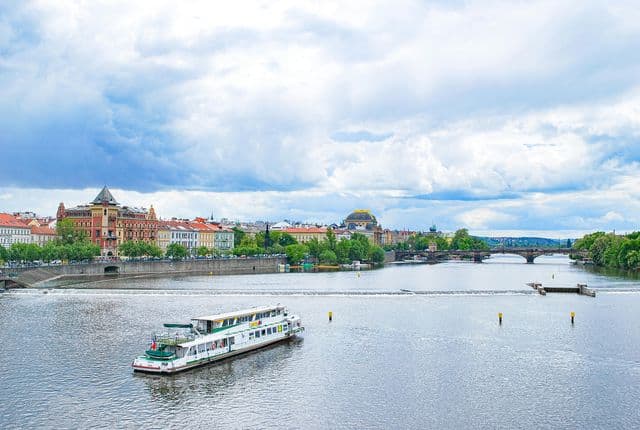 Vltava River Cruise Guide — Dinner Cruises, Sightseeing and What to Choose