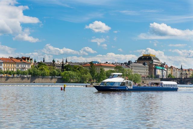 prague-dinner-cruise-boat-vltava-charles-bridge-night