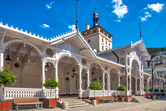 karlovy-vary-hot-springs-colonnades-day-trip-1