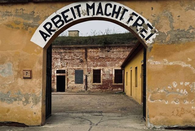 terezin-memorial-kholokost-ekskursiya-praga-1