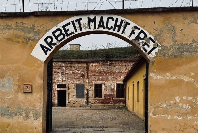 Ворота Arbeit Macht Frei в мемориале Терезин концлагерь близ Праги