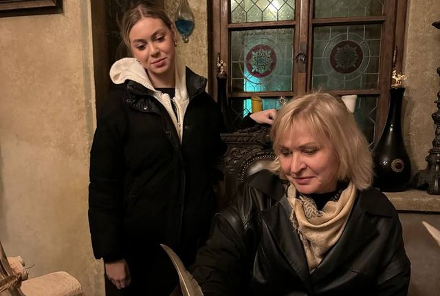 Гостьи в средневековом интерьере с витражом и старинной утварью