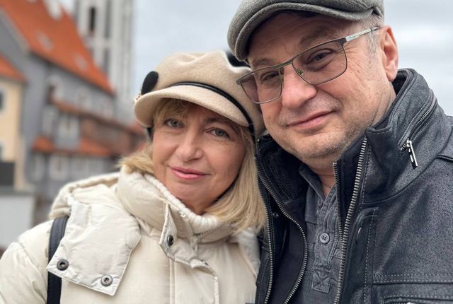 Селфи пары на зимней прогулке по старому городу