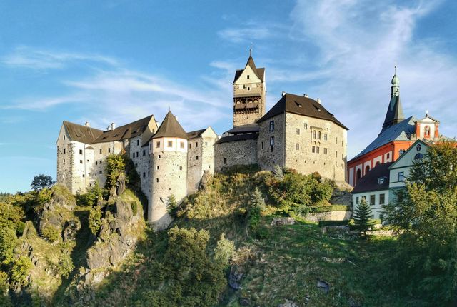 Замок Локет средневековая крепость на скале над рекой Огрже, экскурсия из Праги