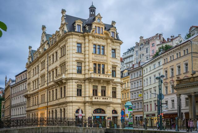 karlovy-vary-hot-springs-colonnades-day-trip-5