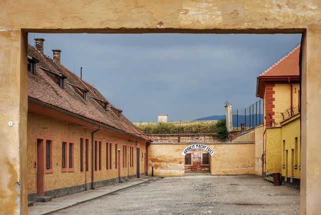 Двор концлагеря Терезин ворота Arbeit Macht Frei экскурсия из Праги