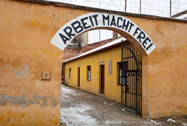 terezin-memorial-kholokost-ekskursiya-praga